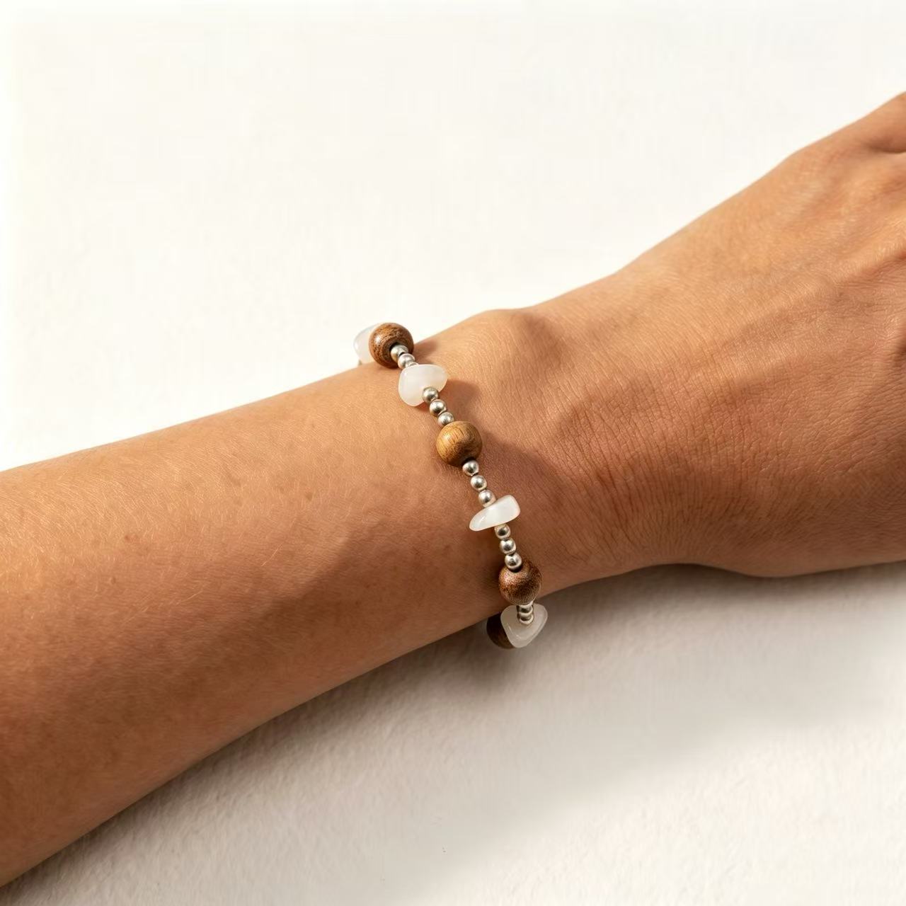 A graceful blend of natural agarwood and luminous moonstone.