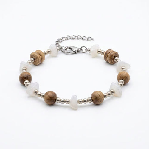 A graceful blend of natural agarwood and luminous moonstone.
